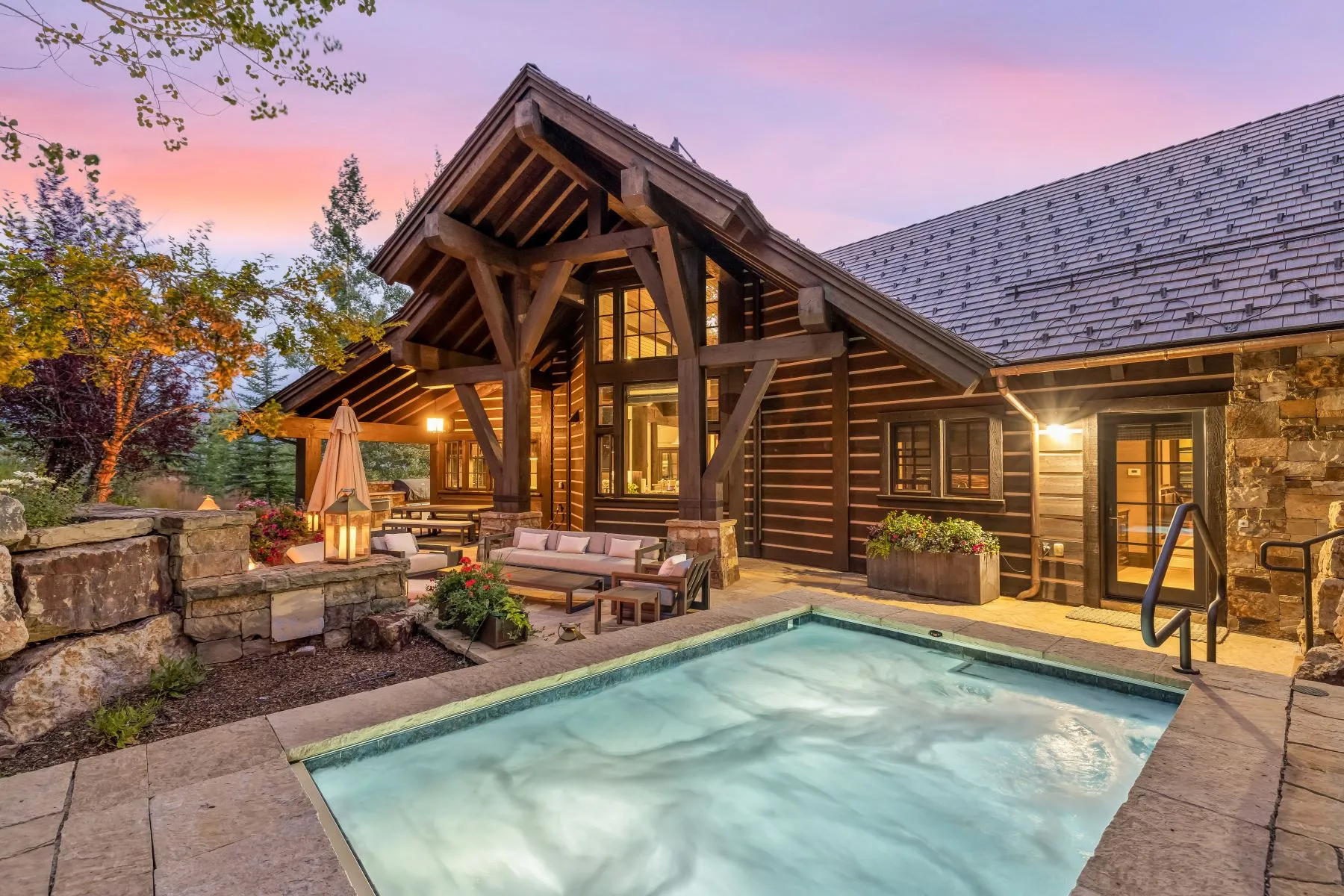 Luxury Real Estate Headlines: Fourth Week in August, 2025
