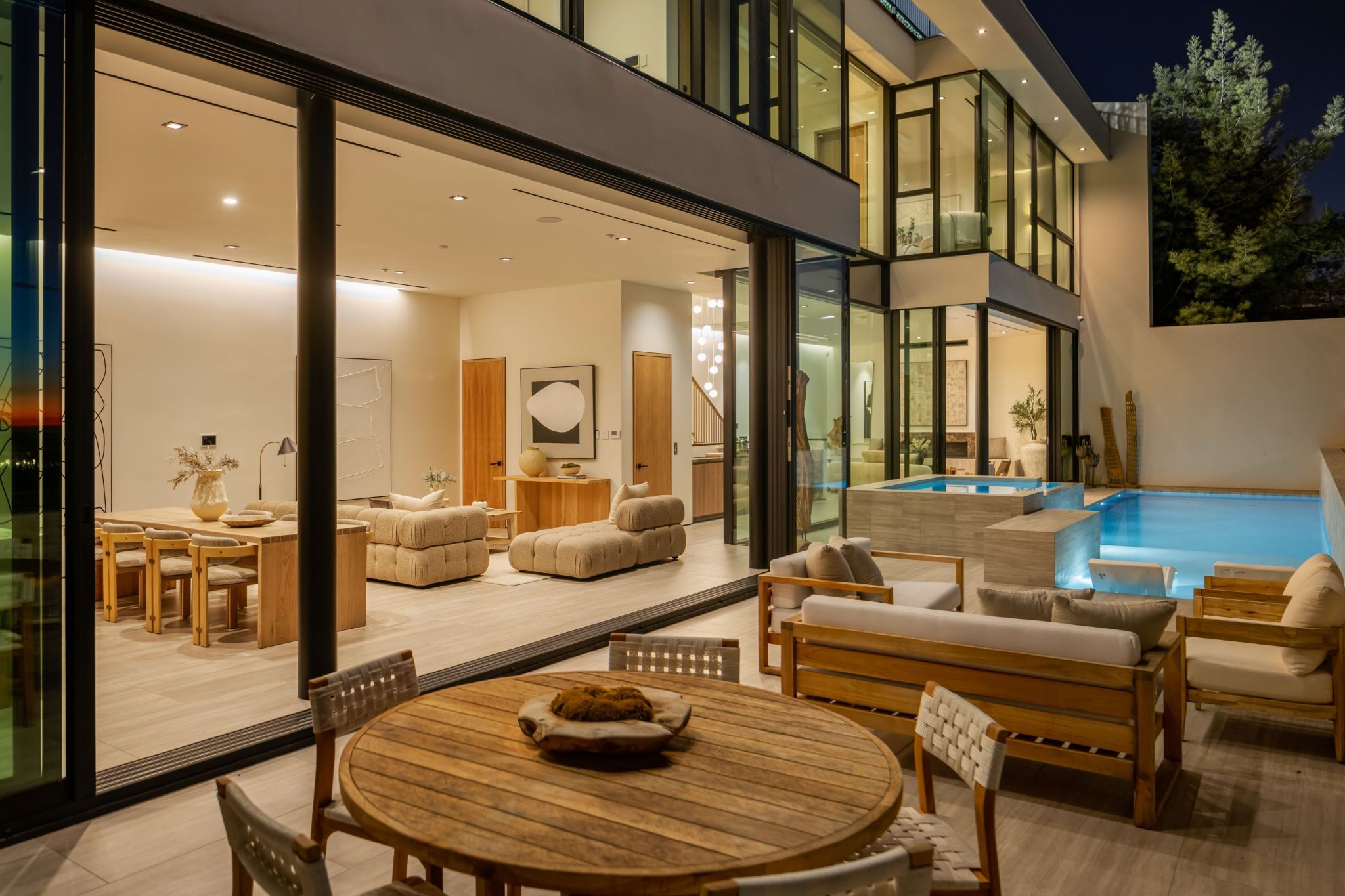 outdoor entertaining spaces in Los Angeles home