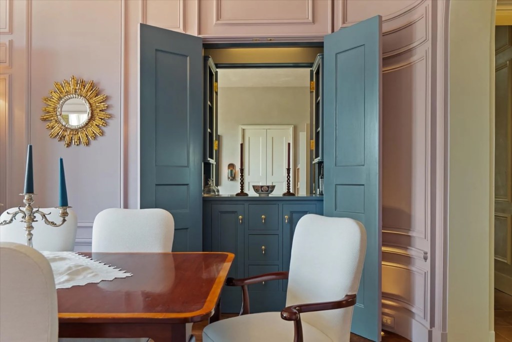 lilac dining room with blue cabinetry 