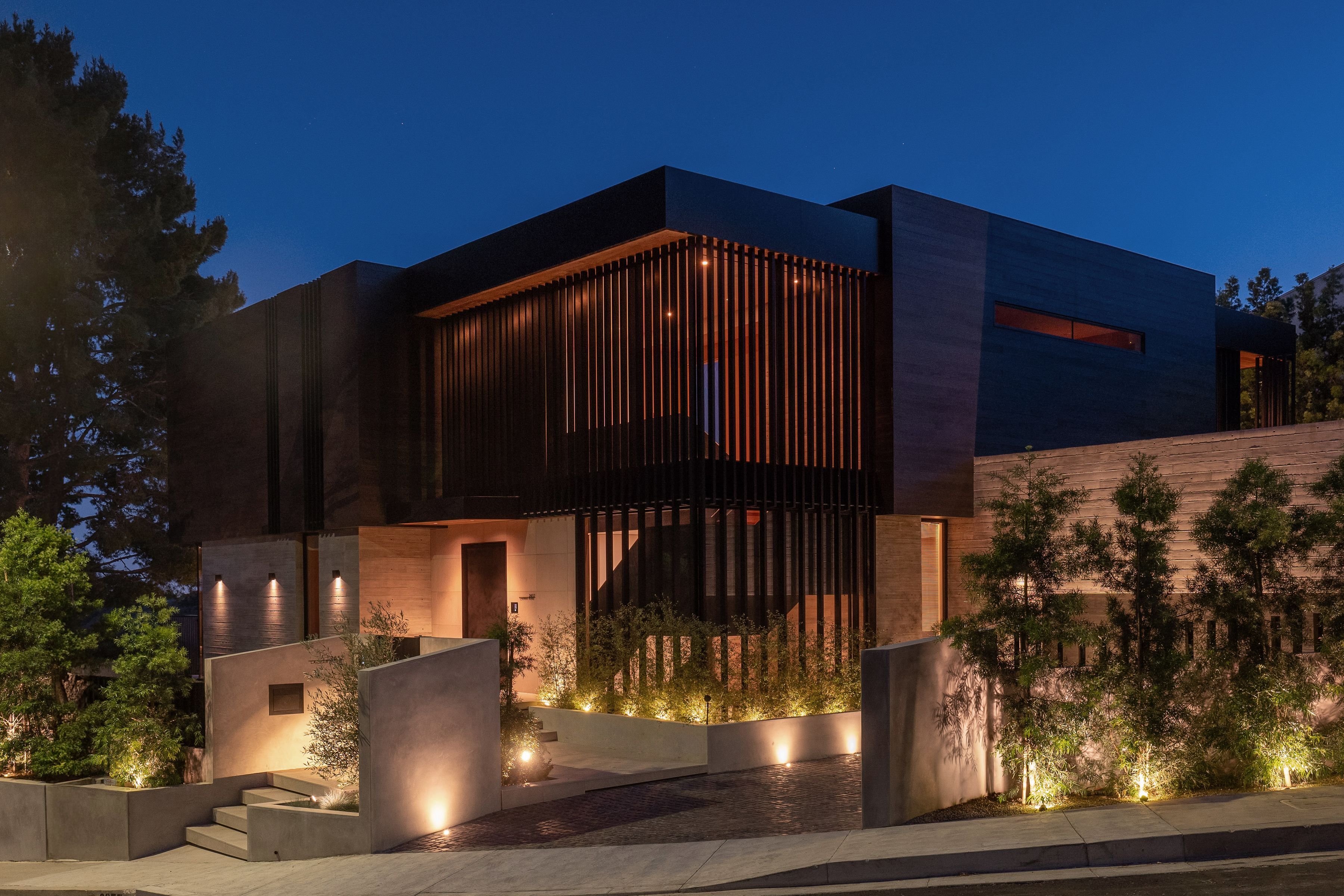 exterior of contemporary home in Los Angeles