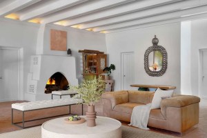 white sitting room in Arizona with terracotta accent furniture